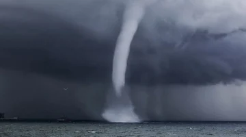 أعاصير وشواهق مائية تحذر السعودية مع استمرار الحالة المطرية